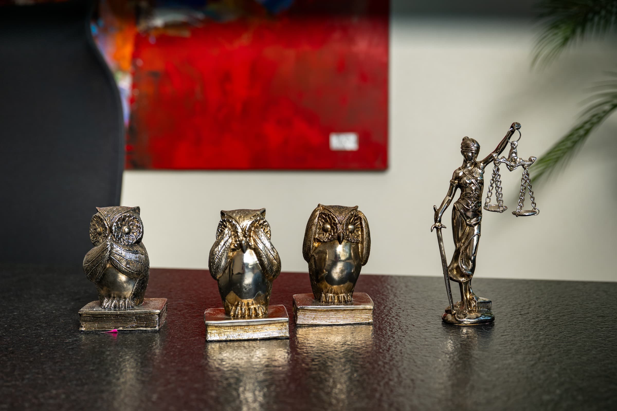Detalles de despacho penal con figura de justicia y piezas decorativas